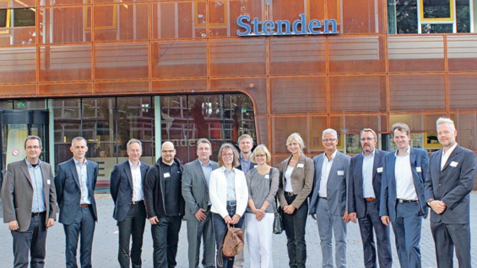 Beim Besuch in Emmen: In der Delegation aus Leer waren auch drei Rheiderländer: Thomas Dreesmann (links), Peer Leemhuis (5. von links) und Joachim Wenke (4. von rechts). © Foto: privat