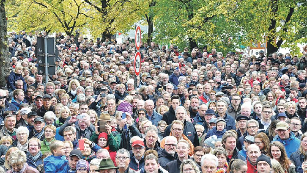 Das Wetter spielte mit: Besuchermassen drängten sich gestern eng vor dem historischen Rathaus zur Gallimarkseröffnung.  © 