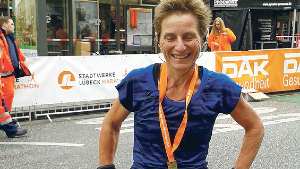 Gut gelaunt: Bettina Pilney startete beim Stadtwerke-Marathon in Lübeck und meisterte ihn in 3:36:07 Stunden. © Foto: privat