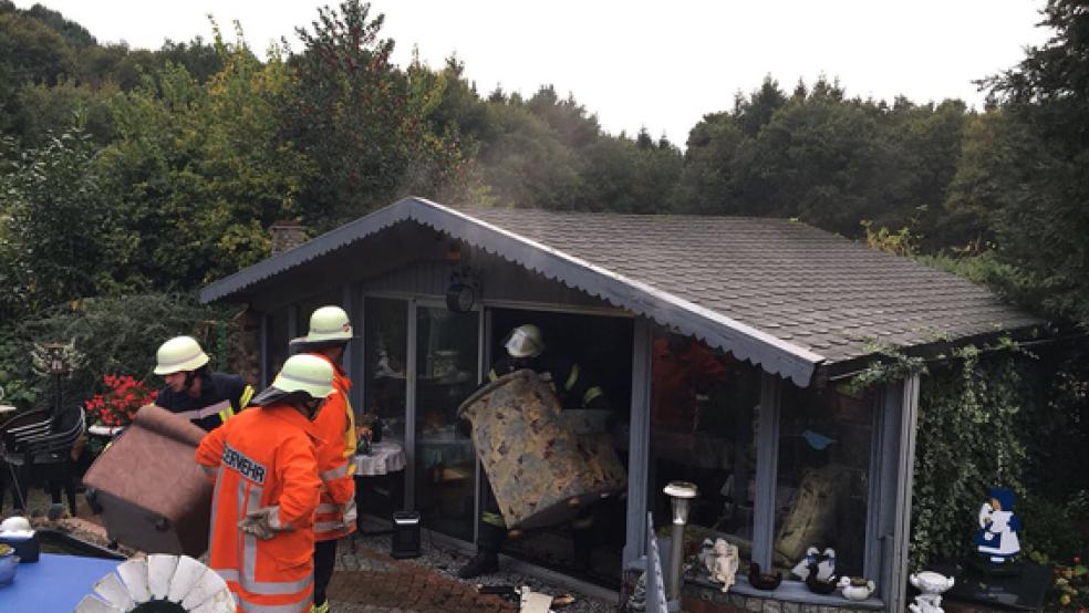 In einer ausgebauten Blockhütte in Großoldendorf ist es am frühen Mittwochabend zu einem Brand gekommen.  © Foto: Kreisfeuerwehr 
