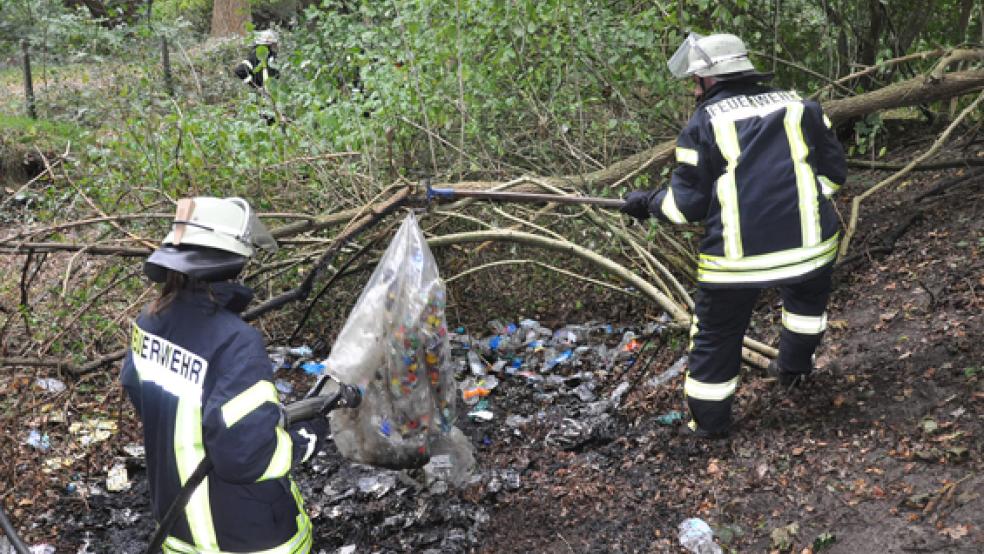 Hinter einem TuS-Sportplatz an der Kommerzienrat-Hesse-Straße in Weener sind heute gegen 15.06 Uhr zehn Quadratmeter Sträucher und Unrat in Brand geraten. Die Feuerwehr löschte den Brand.  © Foto: Boelmann