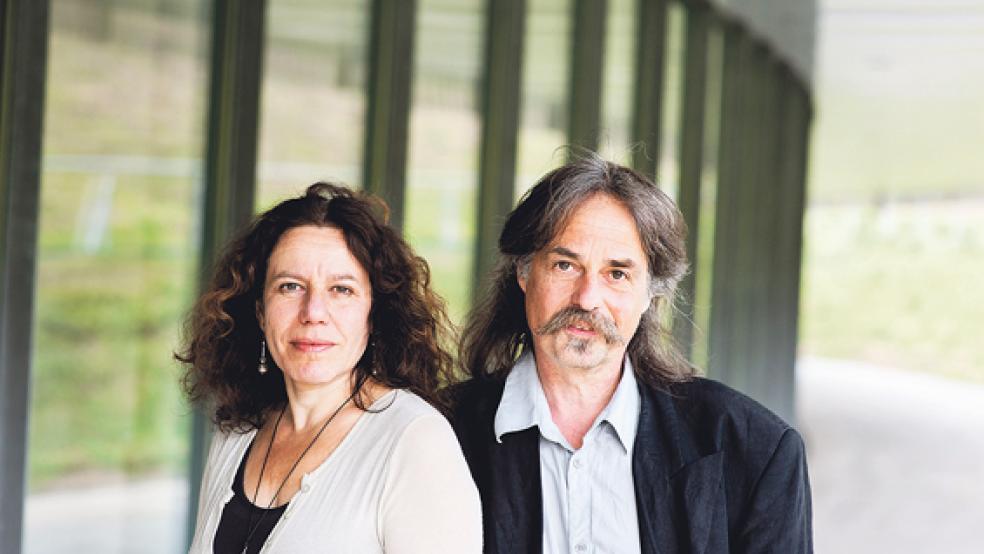 Lesen gemeinsam in Bunde: UIrike Gerold und Wolfram Hänel. © Foto: Achim Uhlenhut