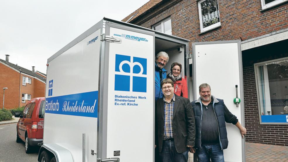 Freuen sich über den neuen Kühlanhänger für den »Brotkorb Rheiderland«: Volker Kraft und Susanne Röskens (hinten) sowie Arp Nap und Friedrich Röskens (vorne von links).  © Foto: Boelmann