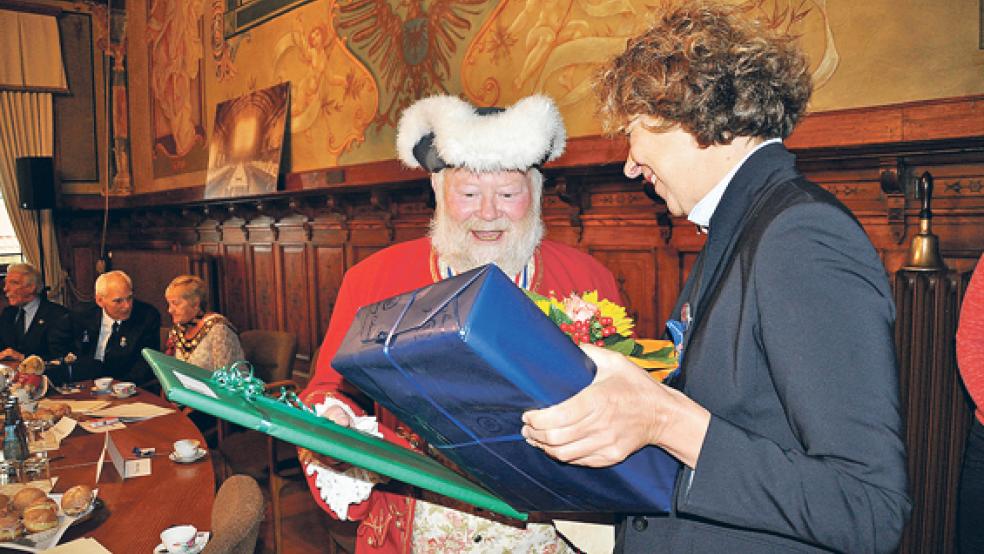 Der Leeraner Stadtrat hatte beschlossen, Trevor Heeks zum Ehrenherold zu ernennen. Am Donnerstag überreichte Bürgermeisterin Beatrix Kuhl ihm die Urkunde und Geschenke. © Foto: Wieking