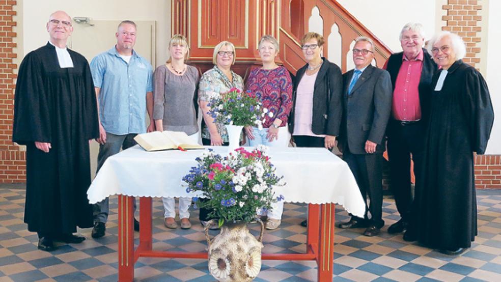 Einführungsgottesdienst in der Kirche zu Ditzumerverlaat (von links) mit Pastor Michael Groothues, Jörg Janssen, Bianka Schröder, Janna Striek und Okka Janssen. Es folgen die Mitglieder des Moderamens des reformierten Synodalverbandes Rheiderland: Hilde Otter, Wolfgang Philipps, Peter Freesemann und Präses Manfred Gerke. © Foto: privat