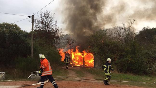 Gartenhütte steht lichterloh in Flammen
