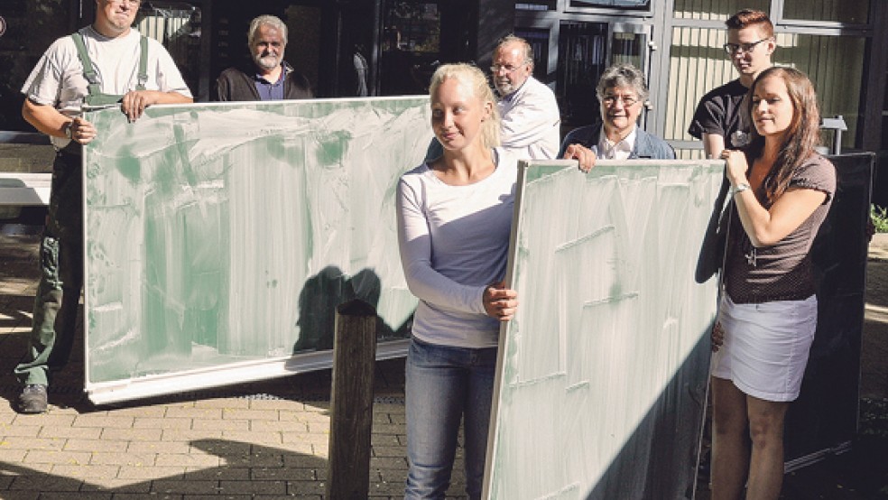 Freute sich über die »alten« Wandtafeln: Jürgen Mindrup, Leiter des Kinderschutzhauses (2.v.l.). Richard Baumann (links, Haustechnik Klinikum), Franziska Trey (Schülerin), Hans Stock (Haustechnik Klinikum), Monika Wiegel (Leiterin des Bildungsinstitut Gesundheit), Adrian Rose und Melanie Buchwald (Schüler) halfen beim Verladen der Wandtafeln.  © Foto: Klinikum