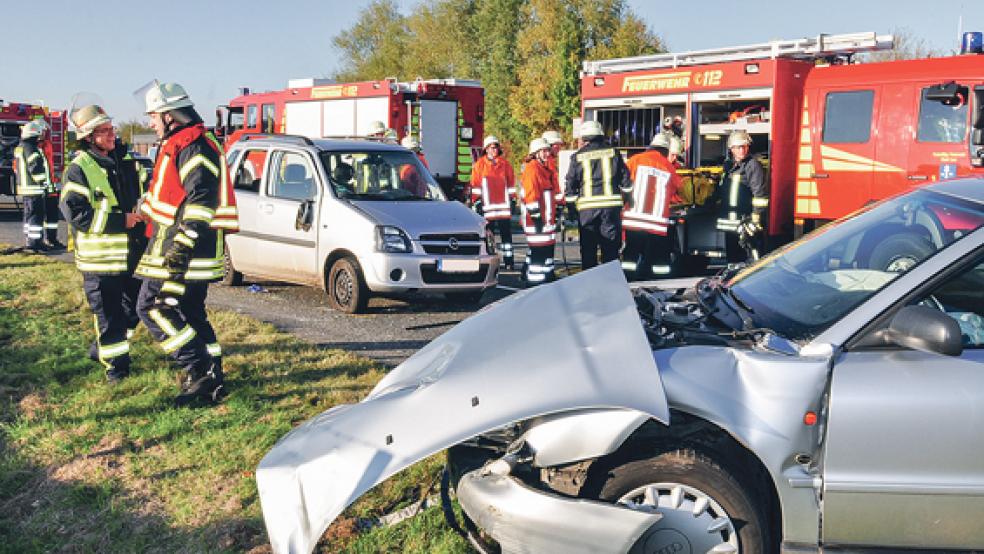 Die Deichstraße in Leer musste heute Nachmittag nach einem schweren Unfall komplett gesperrt werden. © Foto: Wolters