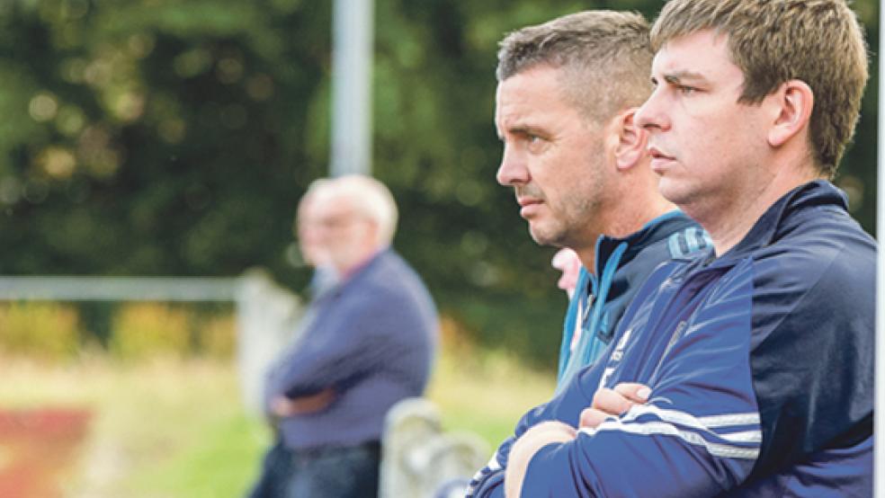 Sahen wenig Gutes von ihrer Mannschaft: Weeners Trainer Mark Schüller und Thomas Dreesmann. © Foto: Bruins