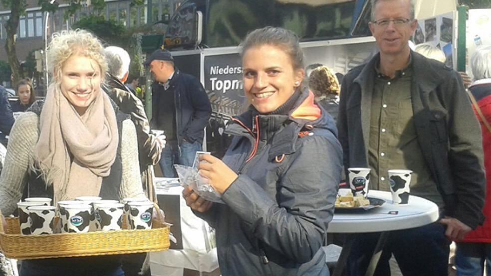 Charmante Botschafterinnen für bäuerliche Produkte weiß Rudolf Bleeker vom LHV (rechts) an seiner Seite. © Foto: privat