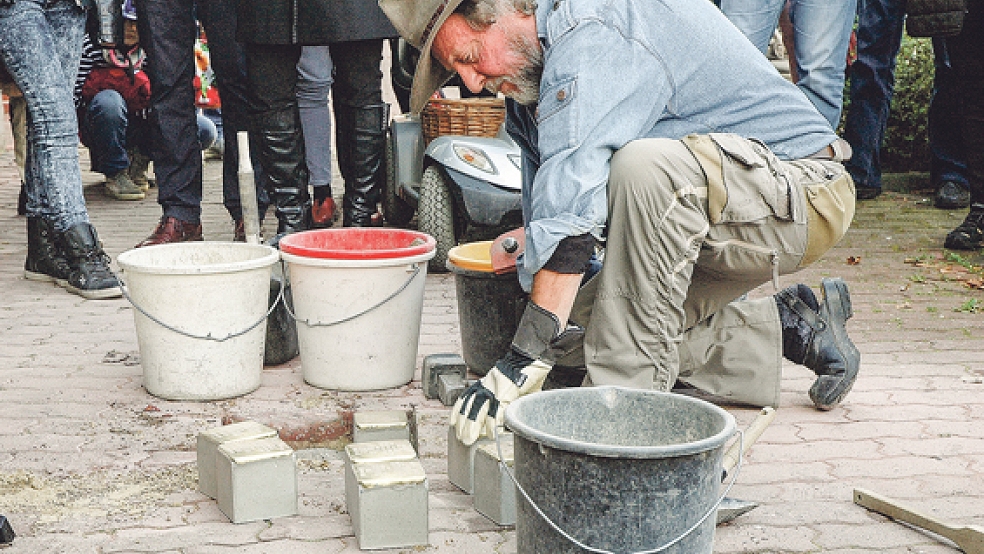 Der Künstler Gunter Demnig bei der Verlegung der »Stolpersteine«. © Foto: Szyska