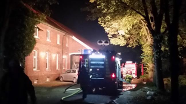 Waschküche auf Hof in Flammen