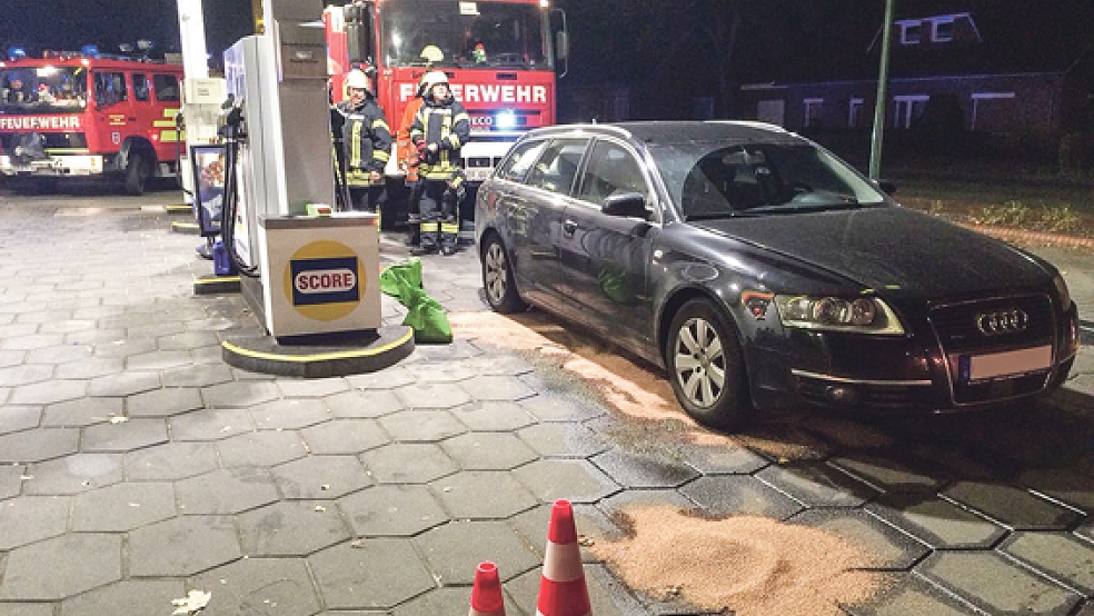 Diesel lief aus dem Tank dieses Audi aus, der gerade betankt worden war. Die Feuerwehr war im Einsatz. © Foto: Feuerwehr
