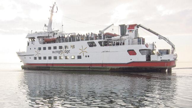 Seenotretter schleppen Fähre frei