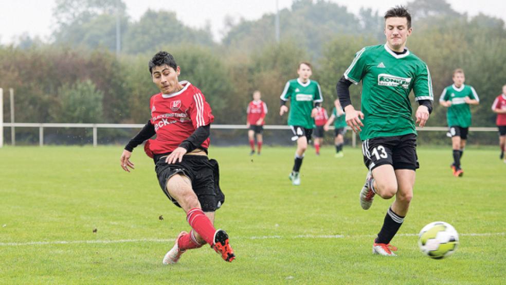 Gholam Ahmedi (links) traf am Samstag zur 1:0-Führung für den TV Bunde gegen den VfR Heisfelde.  © Foto: Mentrup