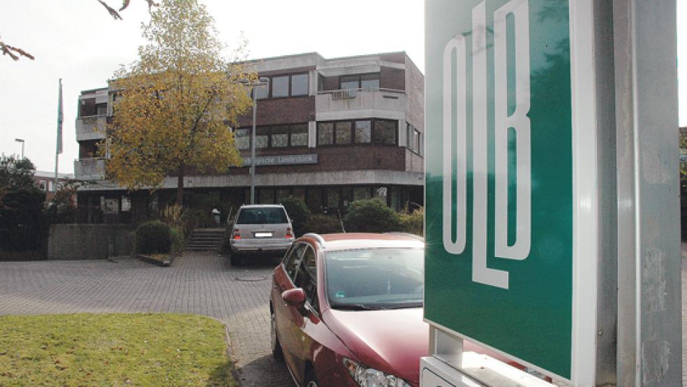 Die Filiale der Oldenburgischen Landesbank in Weener befindet sich im »Combi«-Komplex, der bis Herbst 2018 teilweise abgerissen und großzügig erweitert werden soll. © Foto: Szyska