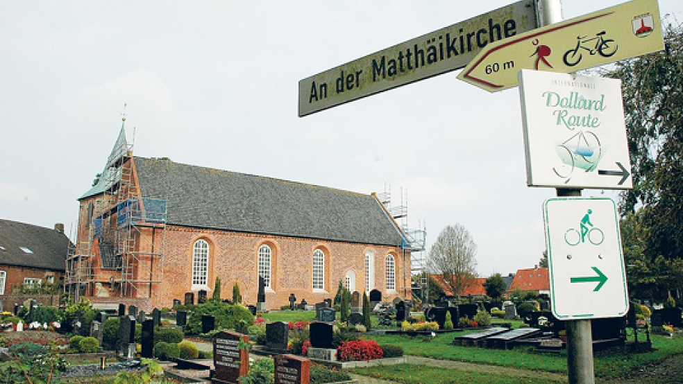 Eingerüstet präsentiert sich derzeit die lutherische Matthäikirche in Bingum. Die Giebelkanten werden mit einer Bleischürze verkleidet, um das Eindringen von Wasser ins Jahrhunderte alte Gemäuer zu verhindern. © Foto: Szyska