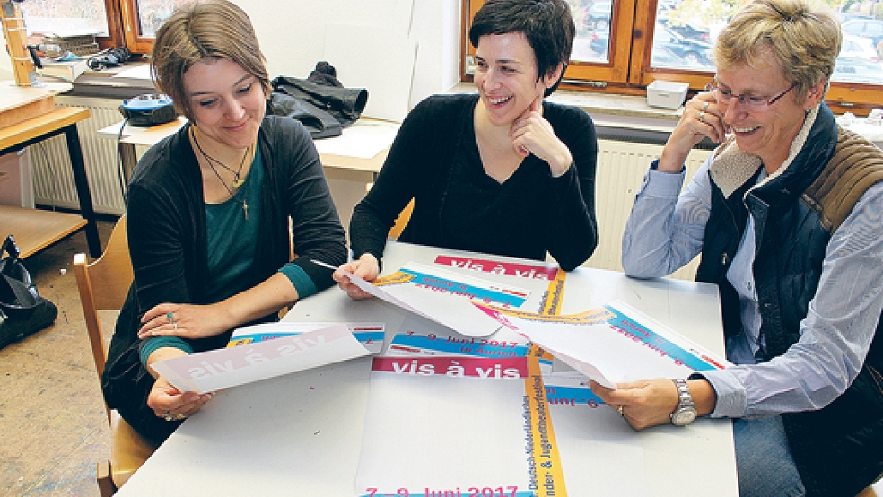 Warten gespannt auf die Plakat-Vorschläge (von links): Britta Hollmann (Landsbühne Nord), Steffi Leferink (Kunstschule »miraculum«) und Brigitte Weber (Kulturamt Aurich). © Foto: Jürgens