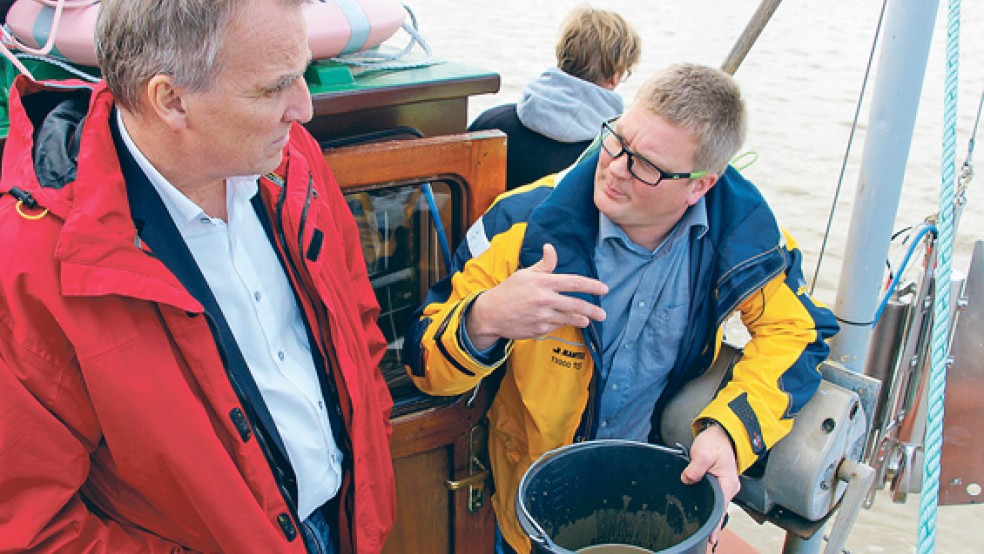 Niedersachsens Umweltminister Stefan Wenzel (links) im Gespräch mit Dr. Andreas Wurpts, Leiter der Forschungsstelle Küste des NLWKN. © Foto: Thorsten Kuchta/ArL Weser-Ems