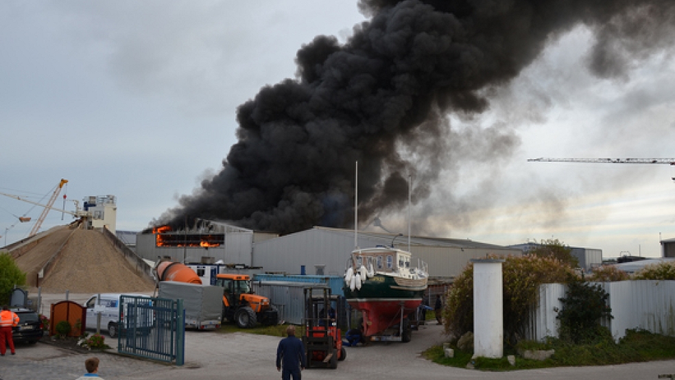 Diese Bootshalle brennt in voller Ausdehnung, die Feuerwehren sind im Großeinsatz. © Foto: Sörries