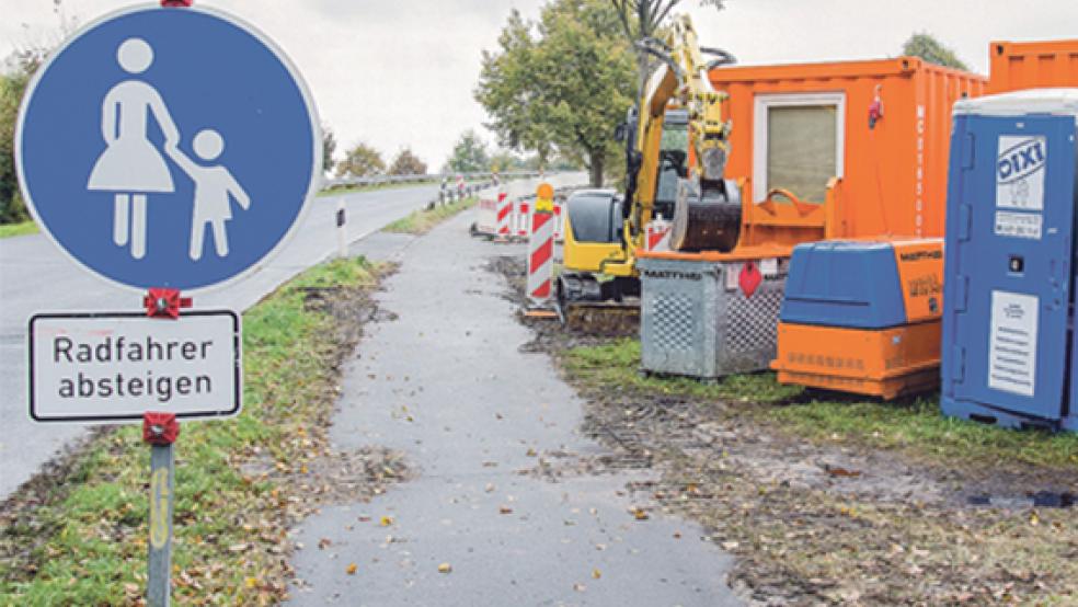 Die Landesstraße 17 zwischen Boen und Tichelwarf wird ab Montag für vier Wochen komplett gesperrt. Die Vorbereitungen für die Baustellen-Einrichtung (hier bei Tichelwarf) sind angelaufen. © Foto: Hanken
