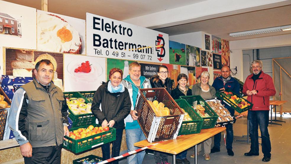 Packen kräftig mit an: Die ehrenamtlichen Helfer des »Brotkorb Rheiderland«. Seit einigen Wochen werden Lebensmittel einmal in der Woche zusätzlich im Sozialen Kaufhaus in Weener ausgegeben.  © Fotos: Boelmann