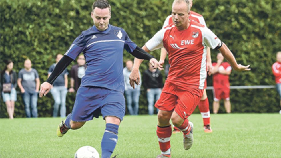 Auf der langen Liste der Ausfälle steht beim TuS Ditzumerverlaat momentan auch Wojciech Grabczak (links, hier gegen Jemgums Alwin Mühlena). © Foto: Bruins