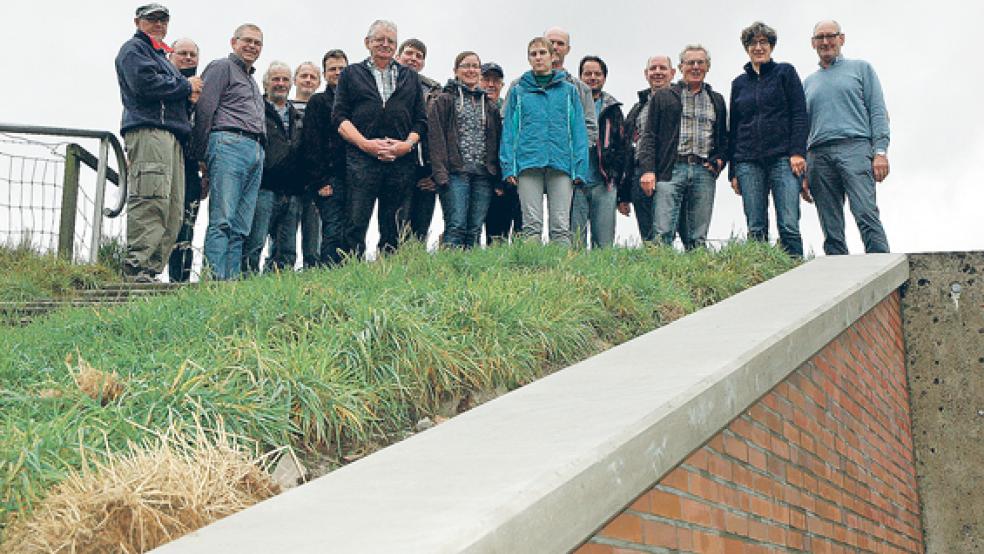 Die Schaukommission mit Oberdeichrichter Meint Hensmann (rechts) und Kreisrätin Jenny Daun (neben ihm) verschaffte sich gestern auch einen Eindruck von der weit fortgeschrittenen Sanierung des Diekgatts in Halte. © Foto: Szyska