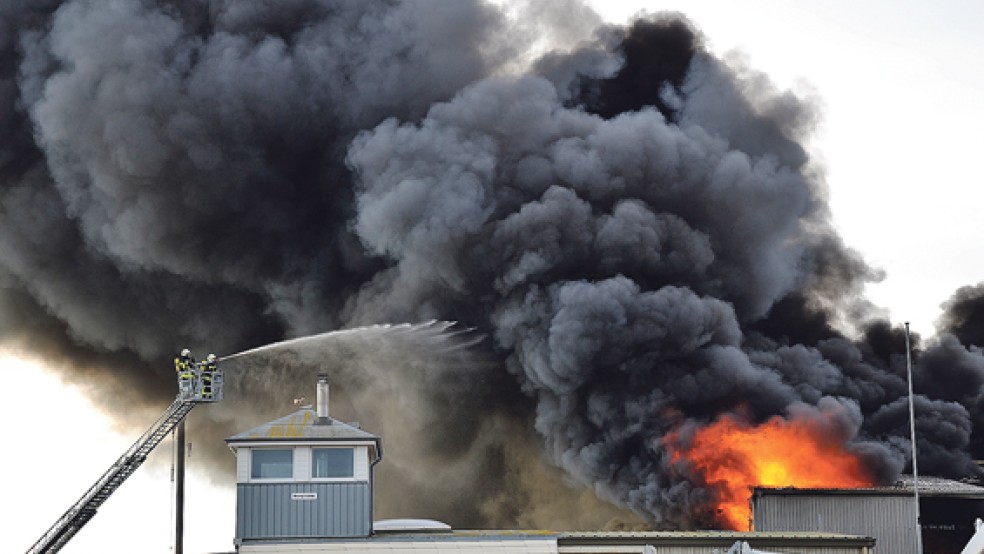 Durch den Brand wurden 20 Boote zerstört, die in der Halle für die Überwinterung eingelagert waren. © Foto: Ellen Franziska Sörries