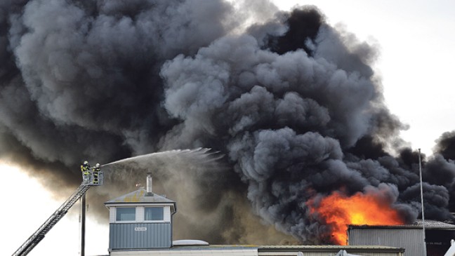 Bootshalle ein Raub der Flammen