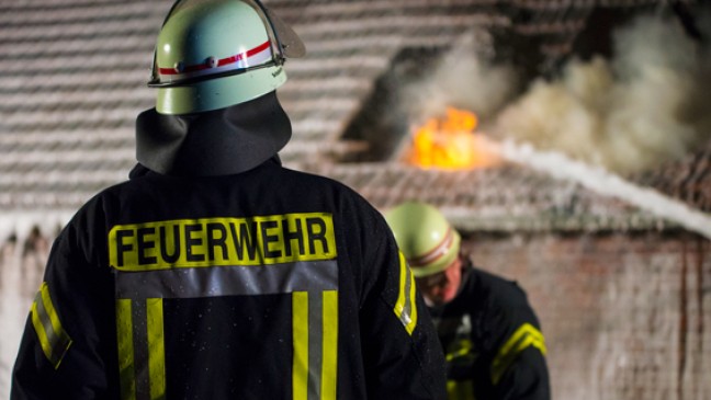 Rauch drang unter Dachziegeln hervor