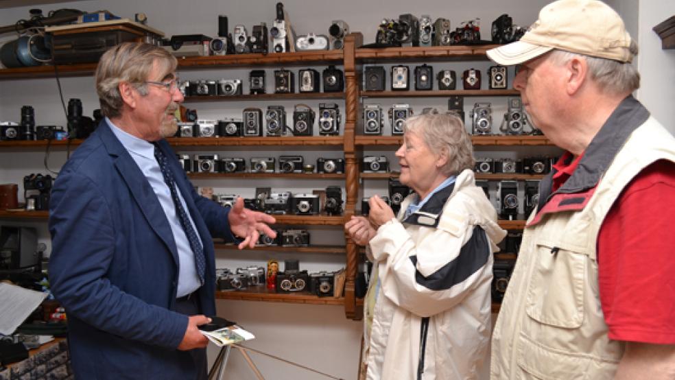 Die »Typisch Deutsch«-Ausstellung in Weener soll 2017 eine Neuauflage erleben. Im Bild Kamera-Sammler Ingo Scherhag im Gespräch mit Besuchern der Ausstellung im Juni 2015 am Alten Hafen. © Foto: Hülsebus