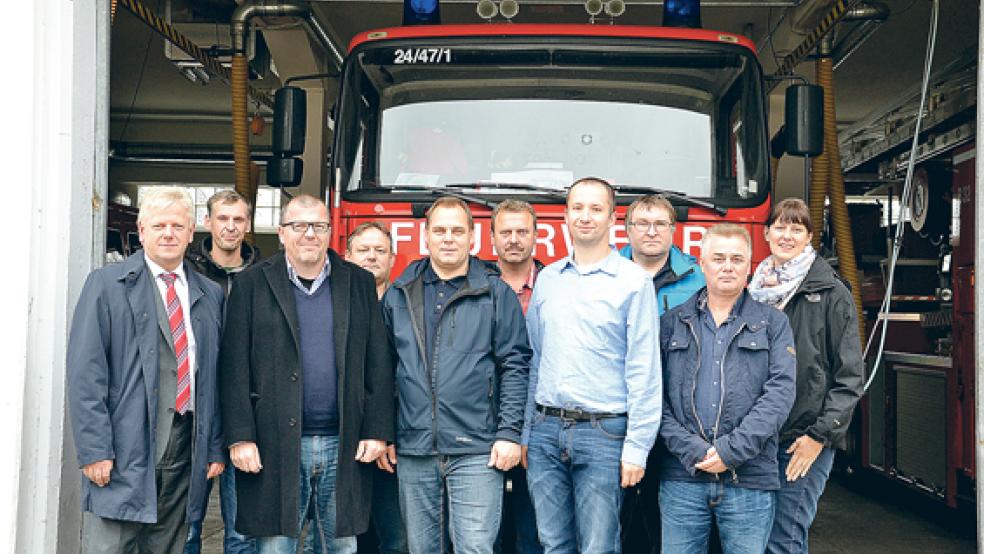 Trafen sich zu Besichtigungen und Gesprächen (von links): Bürgermeister Ludwig Sonnenberg, Thorsten Duismann (Ortsbrandmeister Stapelmoor), Patrik Habeth (»Forplan«), Harald Schmehl (Ortsbrandmeister Holthusen), Jörg Fisser (Stadt- und Ortsbrandmeister), Kuno Fokken (Ortsbrandmeister Diele), Andreas Pokorny (»Forplan«), Ewald Spengel (stellvertretender Ortsbrandmeister Weener), Hinderk Leemhuis und Silke Krallmann (Stadt).  © Foto: privat