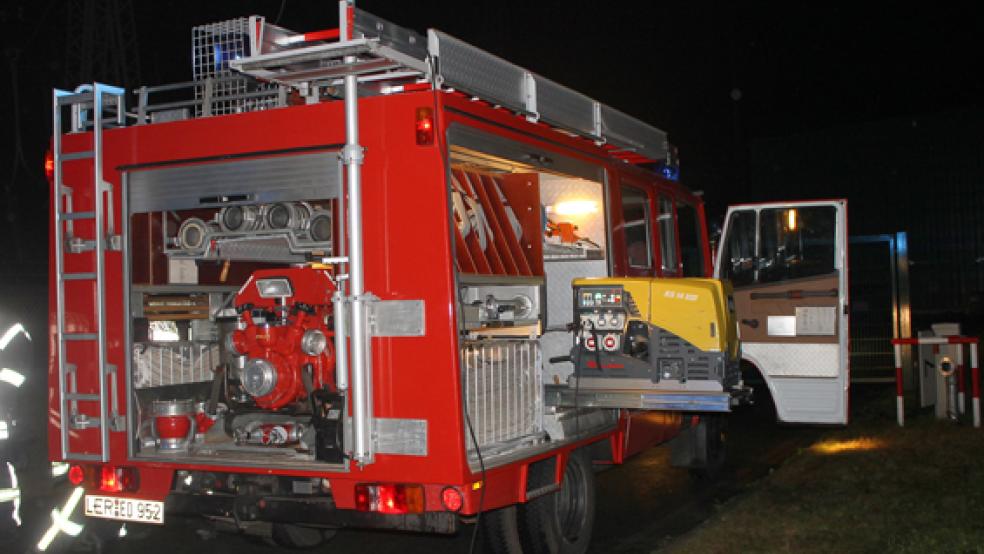 Die Feuerwehren aus Diele und Weener waren mit zwei Fahrzeugen und 25 Einsatzkräften vor Ort. © Foto: Rand (Feuerwehr)