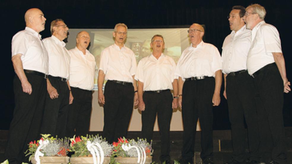 Das Doppelquartett stimmte das Publikum in der Aula der Oberschule auf den Konzertabend ein. © Fotos: Abbas