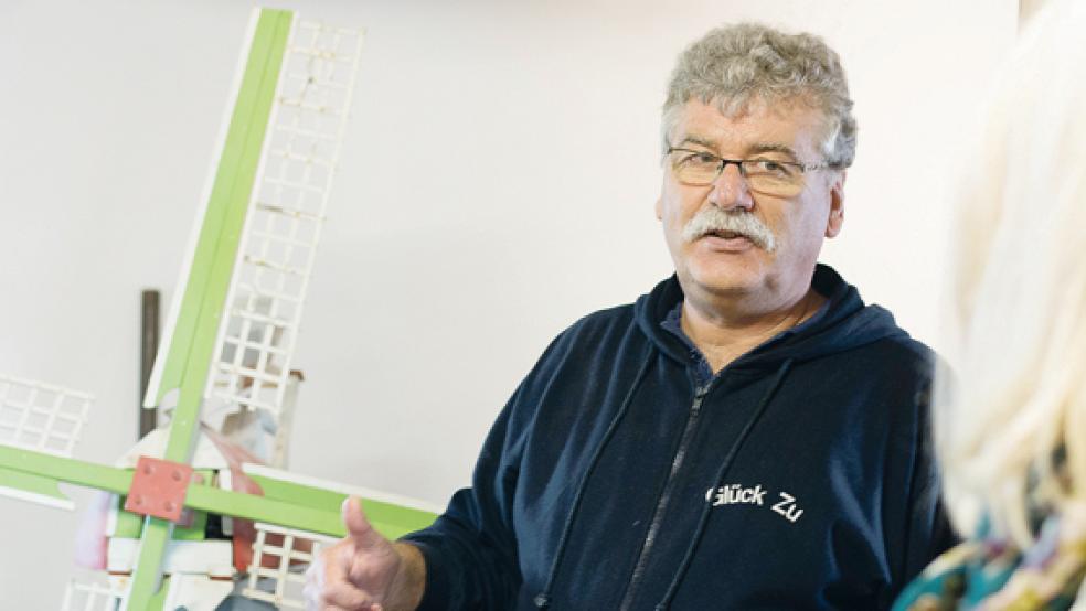 Manfred Gäbel (links) klärte interessierte Besucher bei einem Rundgang durch den Galerieholländer über die Besonderheiten des frisch gestrichenen Bauwerks auf. © Foto: Abbas