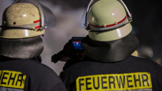 Flammen schlagen aus Küchenfenster