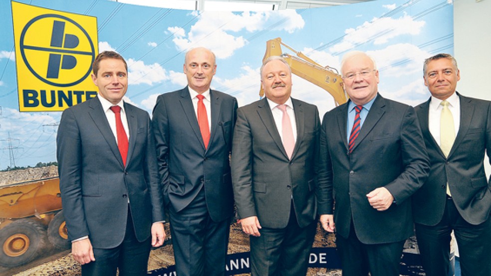 Zum Großauftrag gratulierte Bernd Busemann (Zweiter von rechts) den Bunte-Geschäftsführern Ralf Hafner, Helmut Renze, Manfred Wendt und Jan Schütz (von links). © Foto: Schade