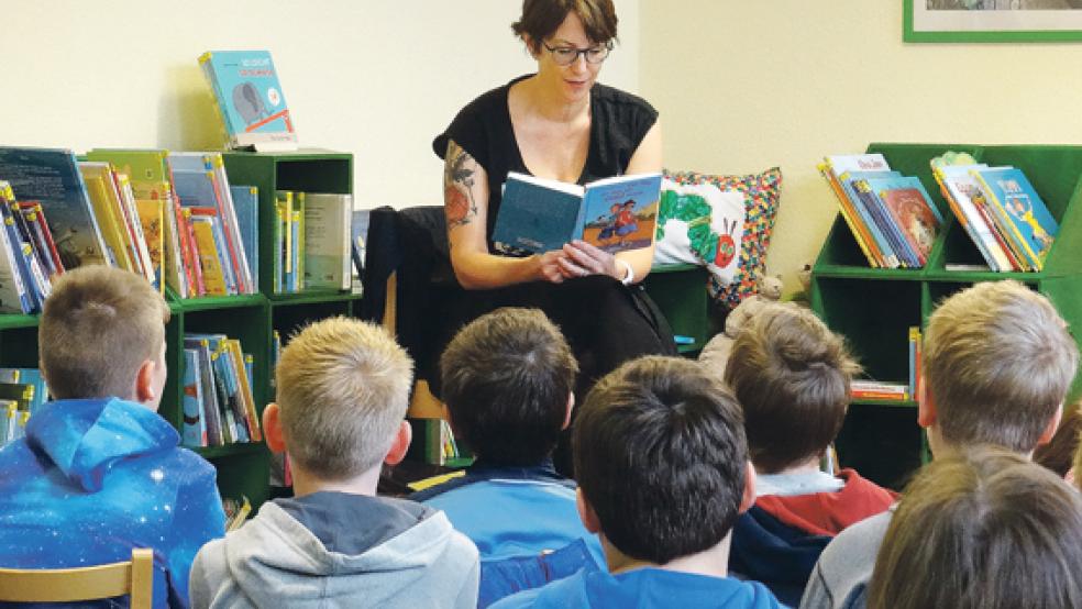 Autorin Juma Kliebenstein las gestern vor zwei sechsten Klassen der Oberschule Weener. © Foto: Muising