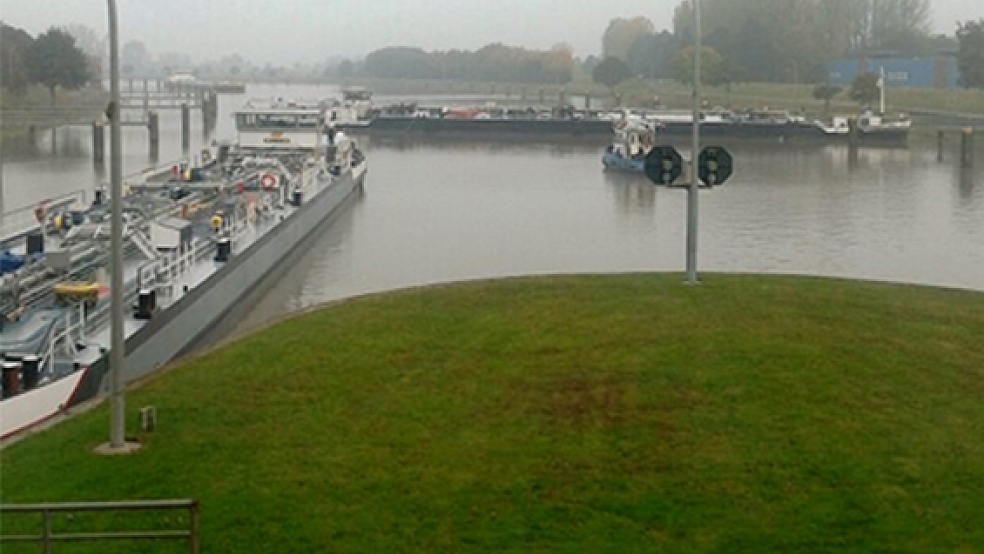 Das Hubtor der Schleuse in Herbrum (Bild) ist defekt. Drei Tankschiffe und zwei Binnenschiffe drohten deshalb auf Grund zu laufen. Durch die Schließung des Ems-Sperrwerks in Gandersum wurde ein Schaden an den Schiffen und damit für die Umwelt verhindert. Der Dortmund-Ems-Kanal zwischen Papenburg und Herbrum bleibt vorerst gesperrt. © Foto: WSV