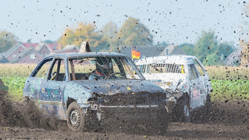 VIele Positionskämpfe gab es besonders in den Kurven. Dabei pflügten die Fahrer das zur Rennstrecke umfunktionierte Feld ordentlich um. © Fotos: Bruins (9), Mentrup (1)