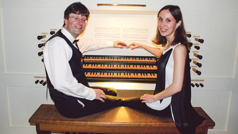 Darija Schneiderova und Winfried Dahlke spielen Werke zu zwei und vier Händen auf der Orgel. © Foto: Kuper