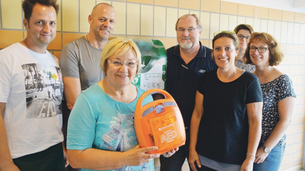 Mit dem Defibrillator haben sich einige Übungsleiter des TV bereits vertraut gemacht. Er hängt gut sichtbar im Eingangsbereich der Mölenland-Sporthalle.  © Foto: Himstedt