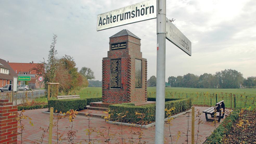 An der Ecke Steinhausstraße/Achterumshörn in Bunderhee steht das Ehrenmal für die Gefallenen der beiden Weltkriege. © Foto: Szyska