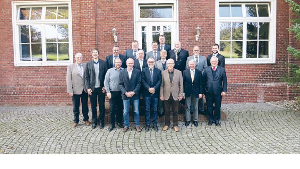 Der Leeraner Hafen hat eine hohe Bedeutung für die regionale Wirtschaft. Anlässlich einer Ausschusssitzung im Wasserwerk der Stadtwerke Leer, die auch den Hafen betreiben, unterstützte der IHK-Verkehrsausschuss die von Stadtwerke-Chef Claus-Peter Horst vorgestellten Maßnahmen zur Verbesserung des Tiefgangs und zur Sanierung der Schleuse. © Foto: IHK