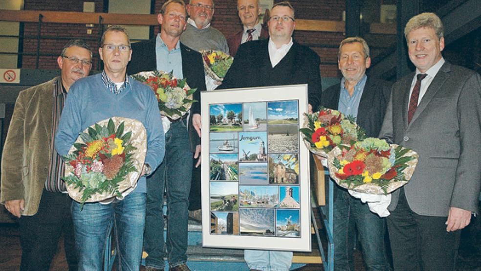 Aus dem Jemgumer Gemeinderat verabschiedet haben der Ratsvorsitzende Günter Harms (SPD, links) und Bürgermeister Johann Tempel (rechts): Martin Sinning (SPD), Rolf Hommers (SPD), Jan Spin (SPD), Dieter Meyer (CDU), Jörg Folten (CDU) und Wilfried Voß (SPD, von links). Zum Dank für ihr Engagement erhielten sie jeweils eine Armbanduhr, ein Bild mit Motiven aus der Gemeinde und einen Blumenstrauß. © Fotos: Szyska