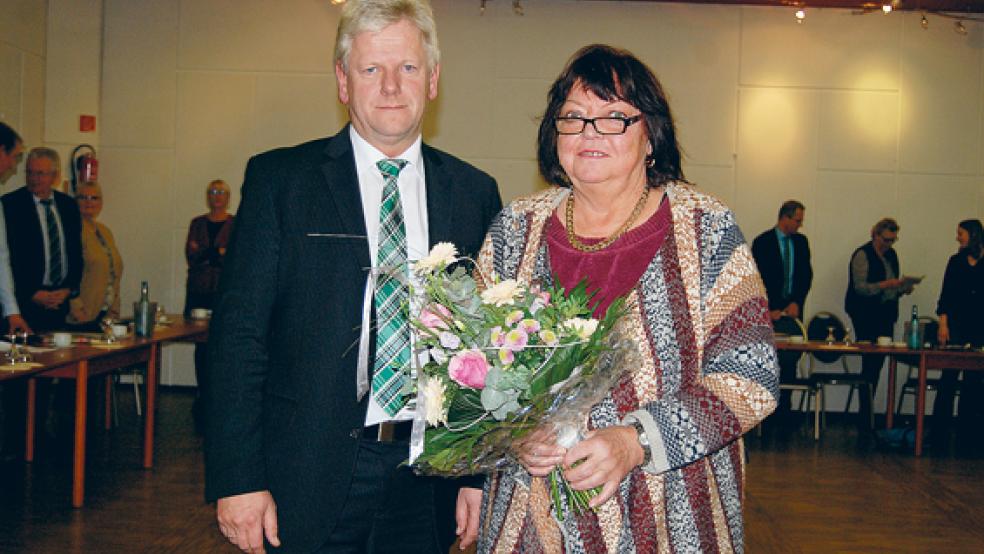 Einen Blumenstrauß überreichte Bürgermeister Sonnenberg an die Ratsvorsitzende Ute Prang. © Foto: privat