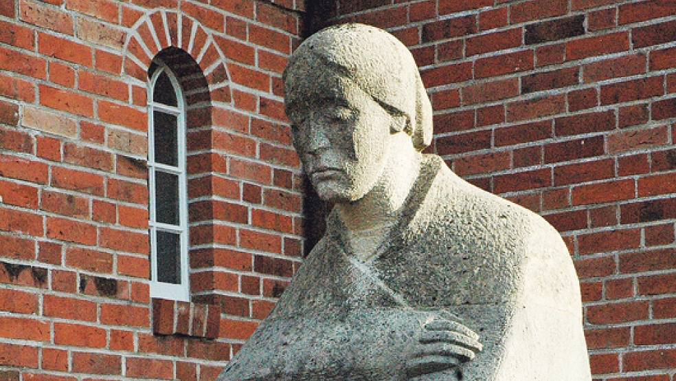 »Trauernde Mutter«: Die Sandstein-Statue des Bildhauers Karl-Ludwig Böke vor der Matthäikirche in Bingum erinnert seit 1965 an die Opfer von Krieg und Gewalt. © Foto: Szyska