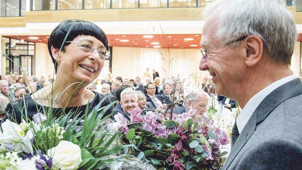 Blumen für seine Frau Edith: Bernhard Bramlage dankt ihr für die Unterstützung in seiner langen Laufbahn als Landrat. © Fotos: Hanken