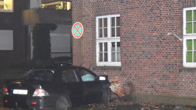 Auto kracht in Dorfgemeinschaftshaus